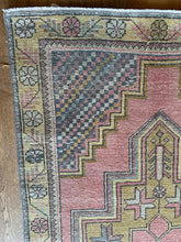 Load image into Gallery viewer, &quot;Summer Vintage Turkish Rug close up
